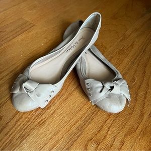 Pour La Victorie taupe beige nude leather ballet flats with bow, size 9